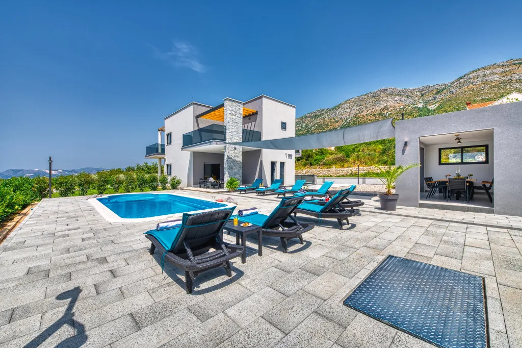 Contemporary 4-Bedroom Villa with Pool in Cavtat