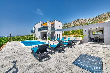 Contemporary 4-Bedroom Villa with Pool in Cavtat