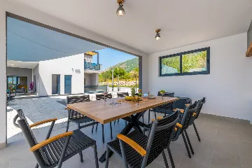 Contemporary 4-Bedroom Villa with Pool in Cavtat