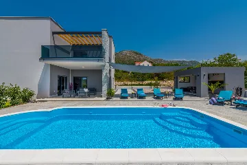 Contemporary 4-Bedroom Villa with Pool in Cavtat