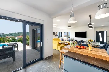 Contemporary 4-Bedroom Villa with Pool in Cavtat