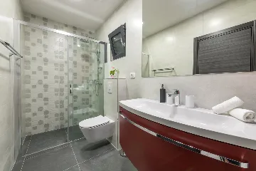 Contemporary 4-Bedroom Villa with Pool in Cavtat