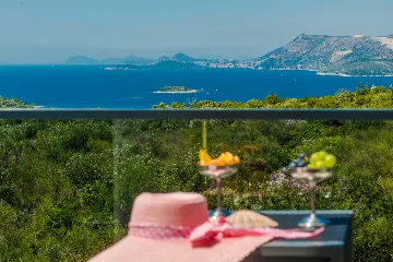 Contemporary 4-Bedroom Villa with Pool in Cavtat