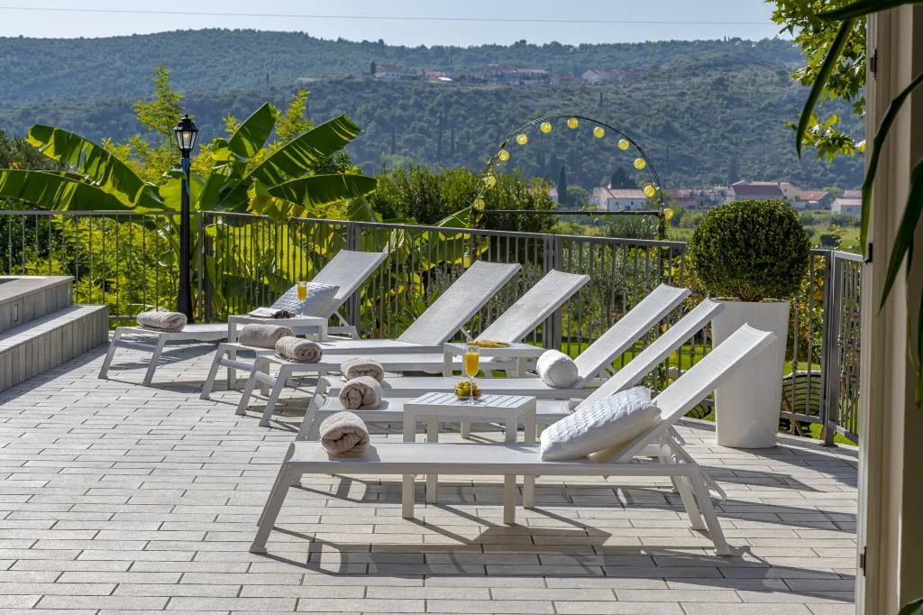 Spacious Family Villa with Pool in Mlini