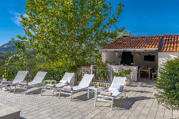 Spacious Family Villa with Pool in Mlini