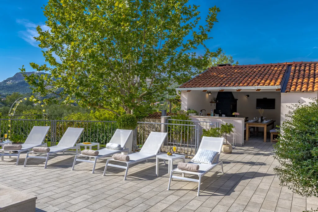 Spacious Family Villa with Pool in Mlini