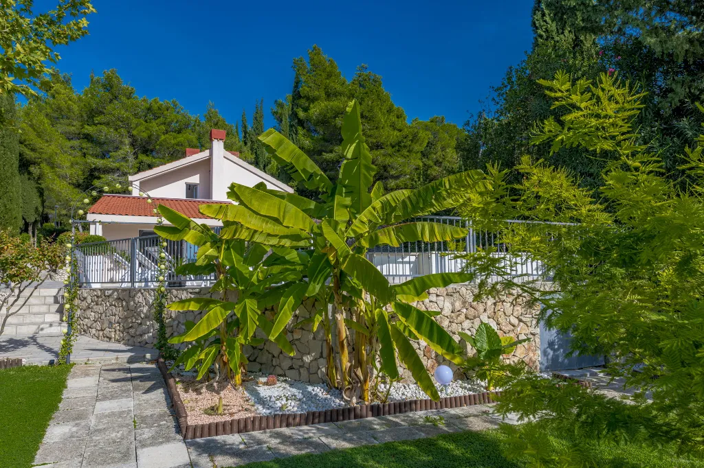 Spacious Family Villa with Pool in Mlini