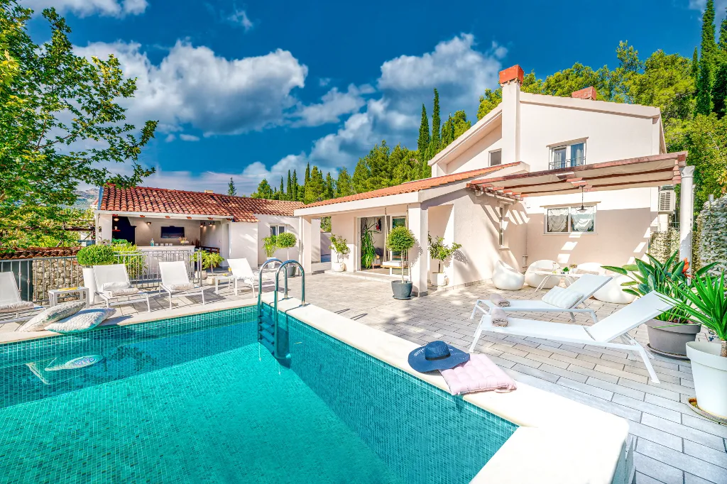 Spacious Family Villa with Pool in Mlini