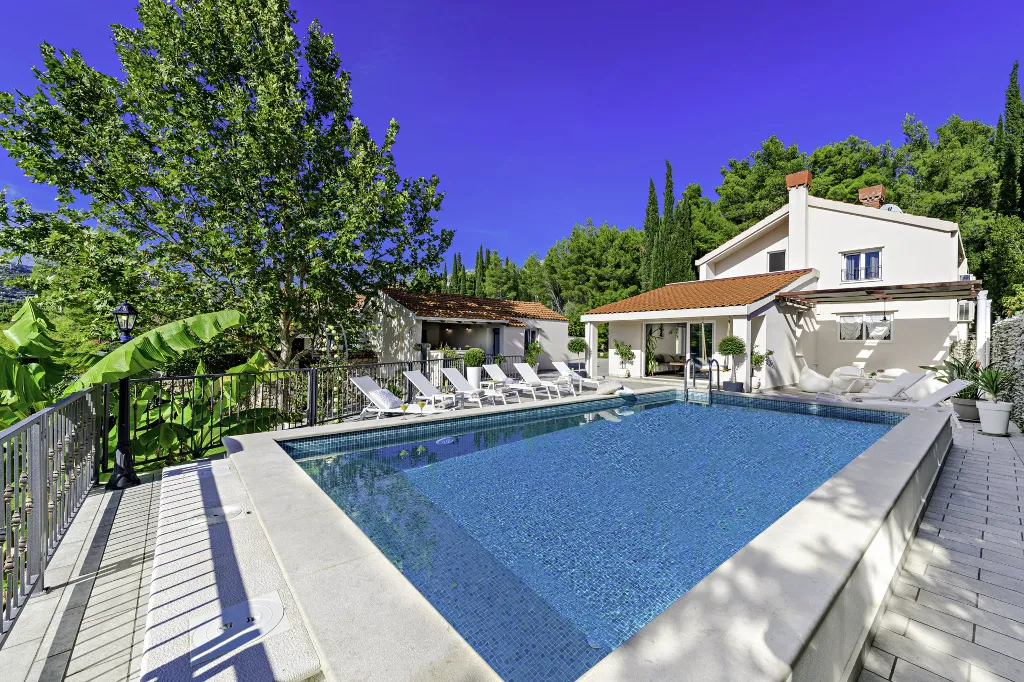 Spacious Family Villa with Pool in Mlini