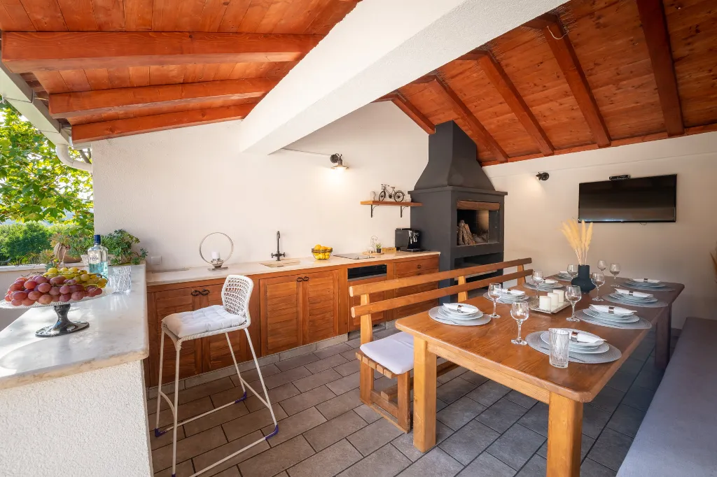 Spacious Family Villa with Pool in Mlini