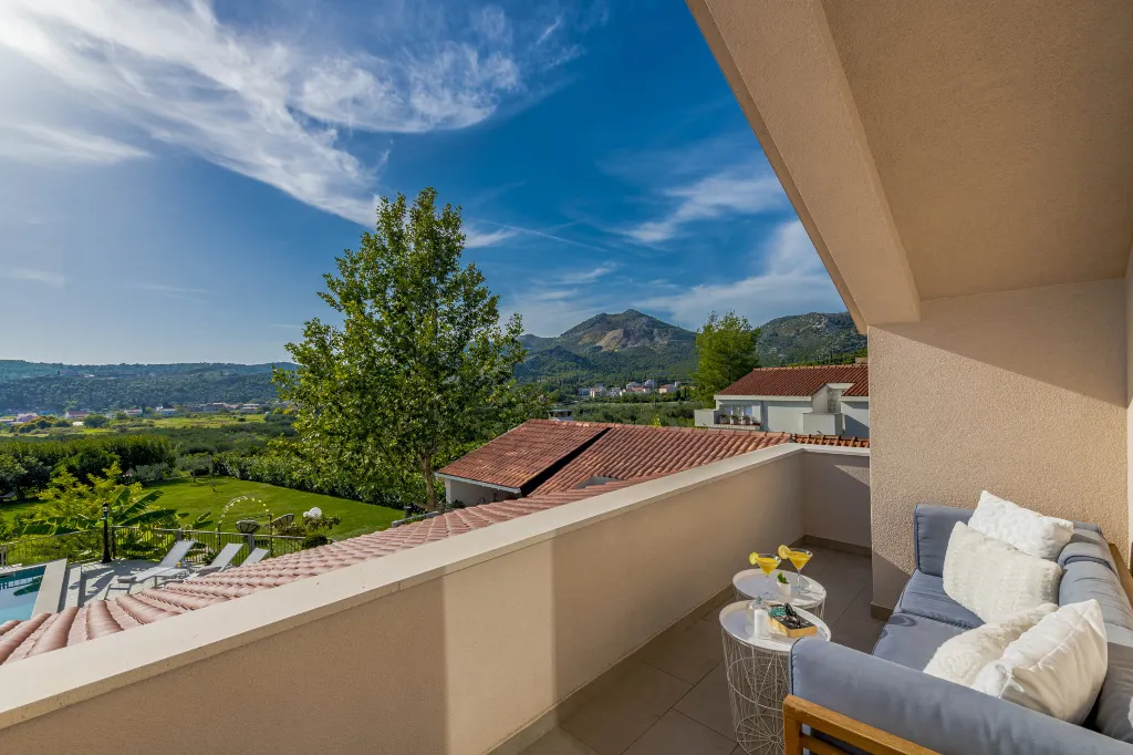 Spacious Family Villa with Pool in Mlini