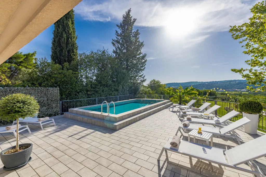 Spacious Family Villa with Pool in Mlini