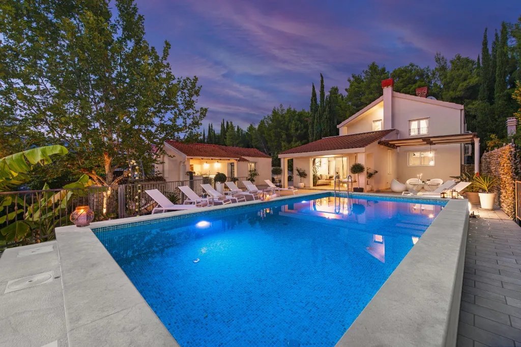 Spacious Family Villa with Pool in Mlini
