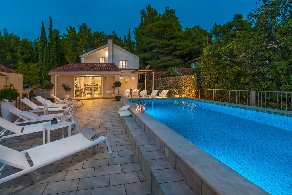 Spacious Family Villa with Pool in Mlini