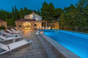Spacious Family Villa with Pool in Mlini