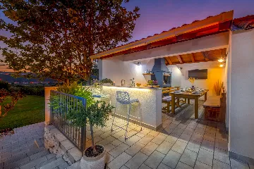 Spacious Family Villa with Pool in Mlini