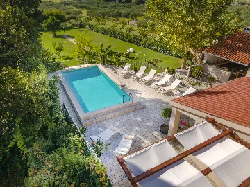 Spacious Family Villa with Pool in Mlini