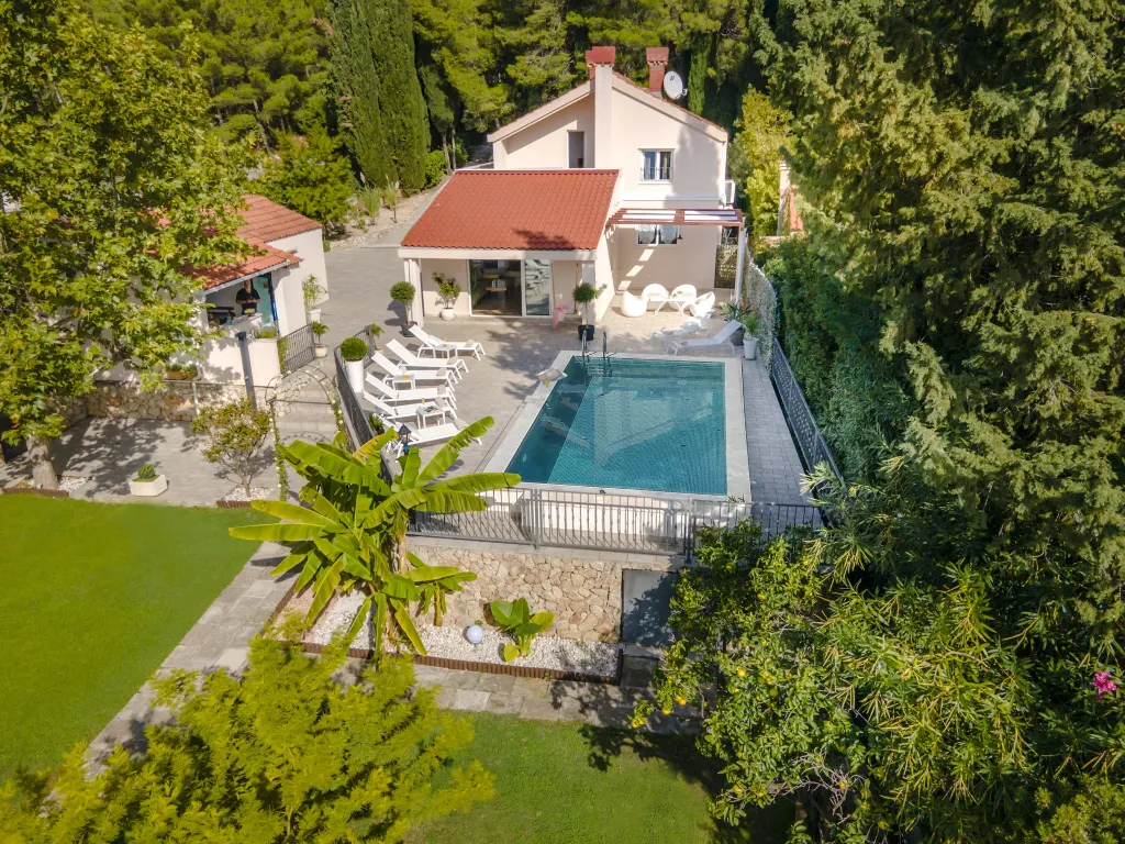 Spacious Family Villa with Pool in Mlini