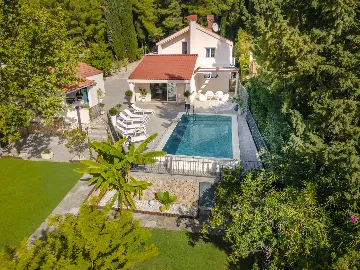 Spacious Family Villa with Pool in Mlini