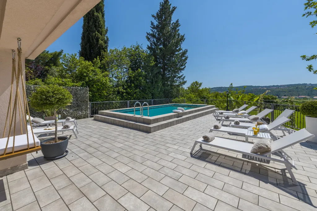 Spacious Family Villa with Pool in Mlini