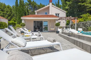 Spacious Family Villa with Pool in Mlini