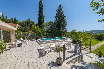 Spacious Family Villa with Pool in Mlini