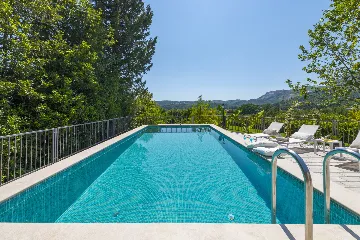 Spacious Family Villa with Pool in Mlini