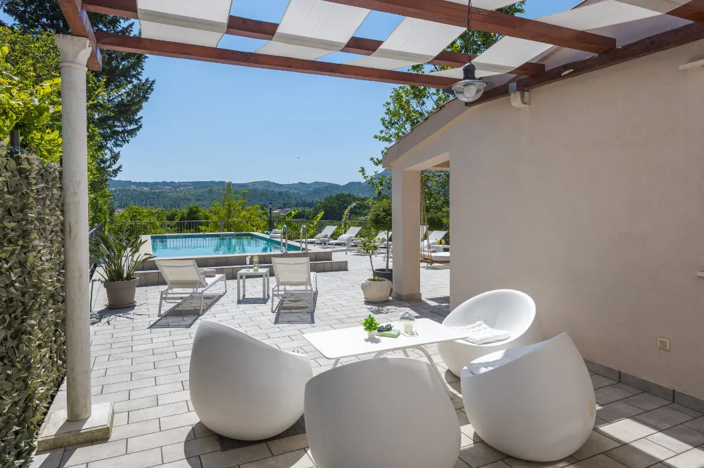 Spacious Family Villa with Pool in Mlini