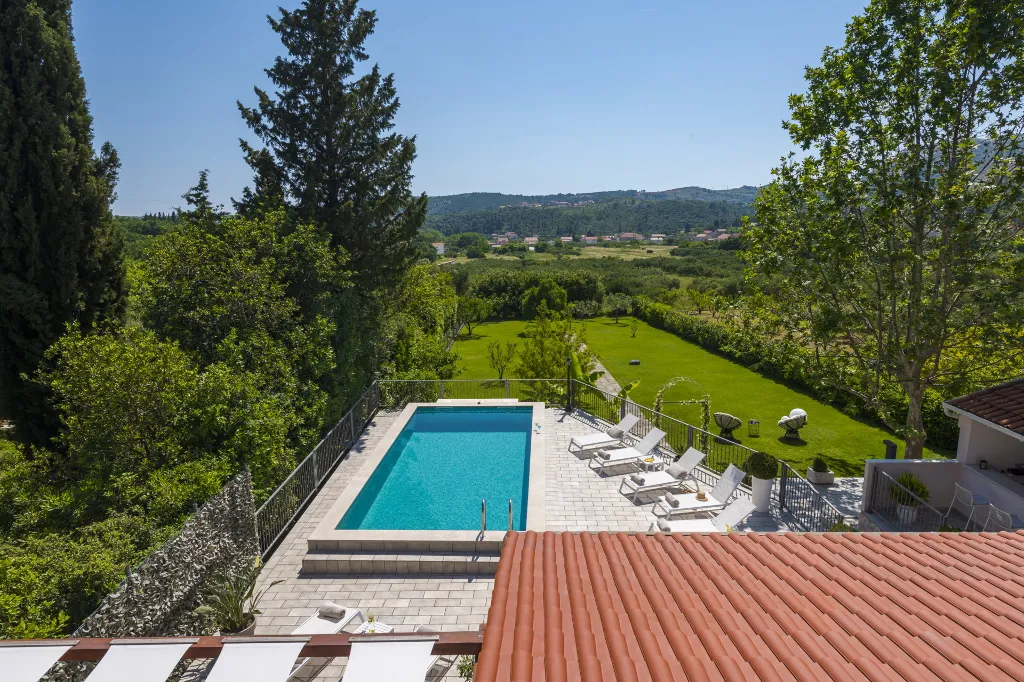Spacious Family Villa with Pool in Mlini