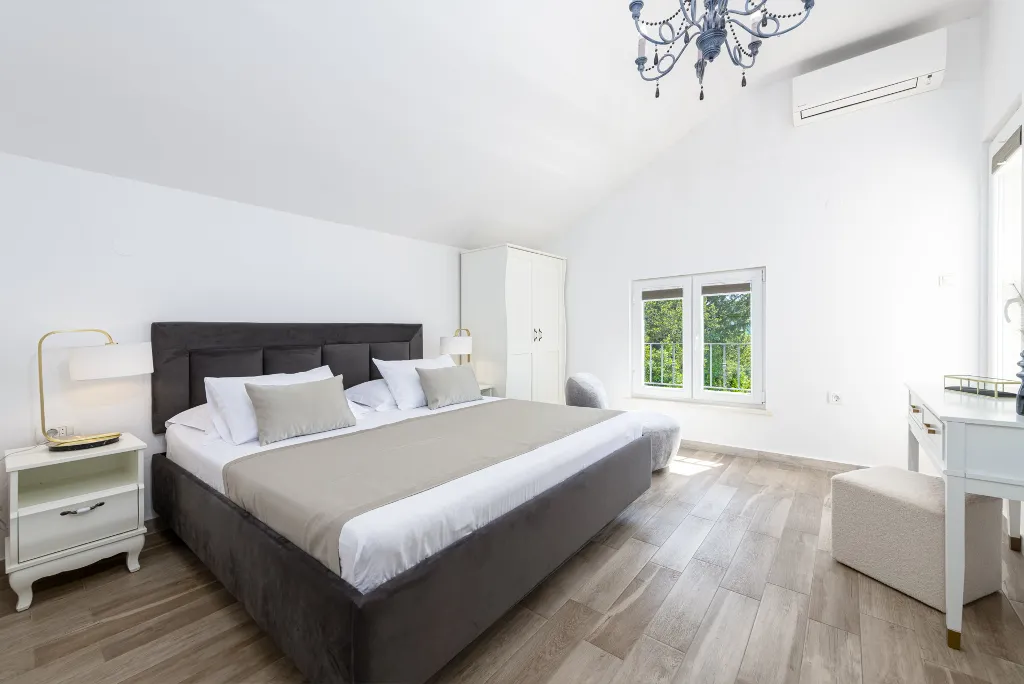 Spacious Family Villa with Pool in Mlini