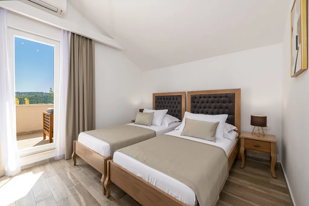 Spacious Family Villa with Pool in Mlini