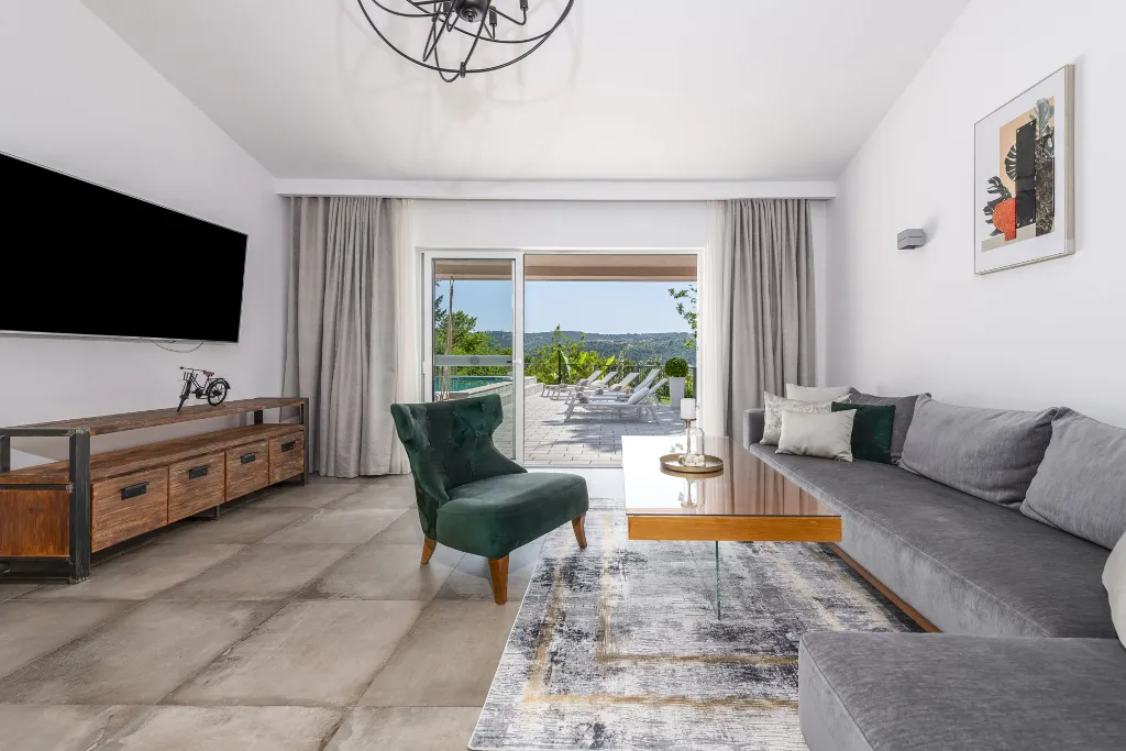 Spacious Family Villa with Pool in Mlini
