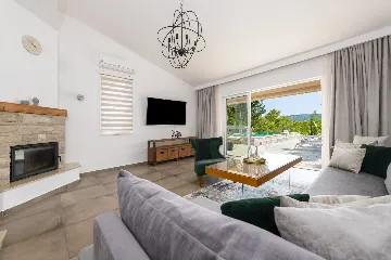 Spacious Family Villa with Pool in Mlini