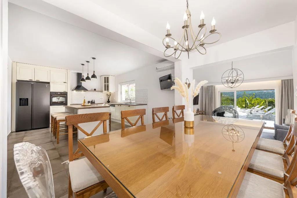 Spacious Family Villa with Pool in Mlini