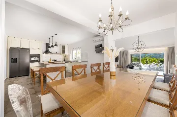 Spacious Family Villa with Pool in Mlini