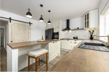 Spacious Family Villa with Pool in Mlini