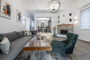 Spacious Family Villa with Pool in Mlini