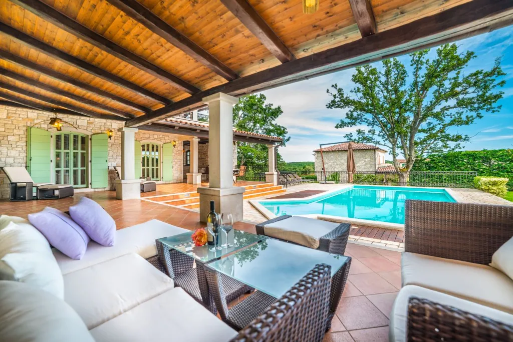 Spacious Family Villa with Pool in Višnjan