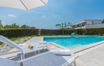 Modern Poolside Villa in Pazin with Jacuzzi & Sauna