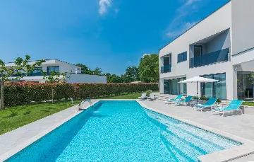 Modern Poolside Villa in Pazin with Jacuzzi & Sauna