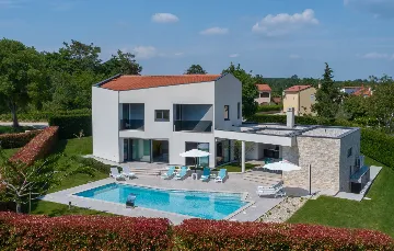 Modern Poolside Villa in Pazin with Jacuzzi & Sauna
