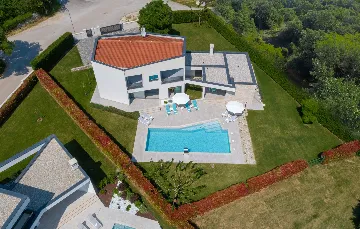 Modern Poolside Villa in Pazin with Jacuzzi & Sauna