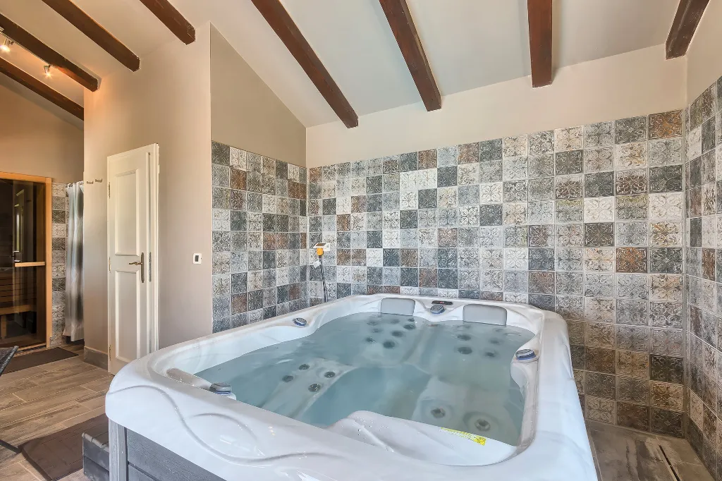 Modern Villa with Pool and Wellness, Čabrunići