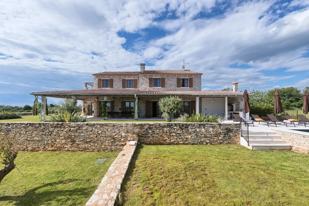Spacious Countryside Villa with Pool in Umag