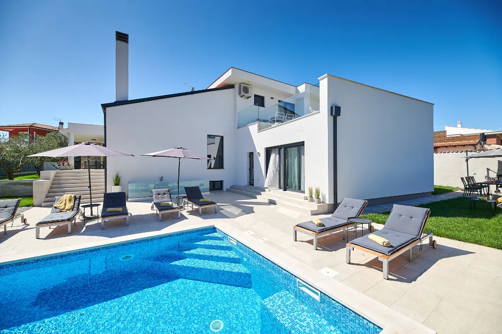Contemporary Villa Retreat with Pool Umag