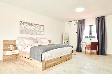 Contemporary Villa Retreat with Pool Umag