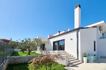 Contemporary Villa Retreat with Pool Umag