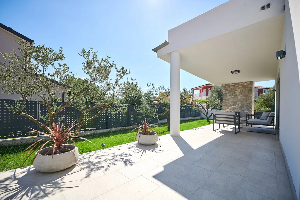 Contemporary Villa Retreat with Pool Umag