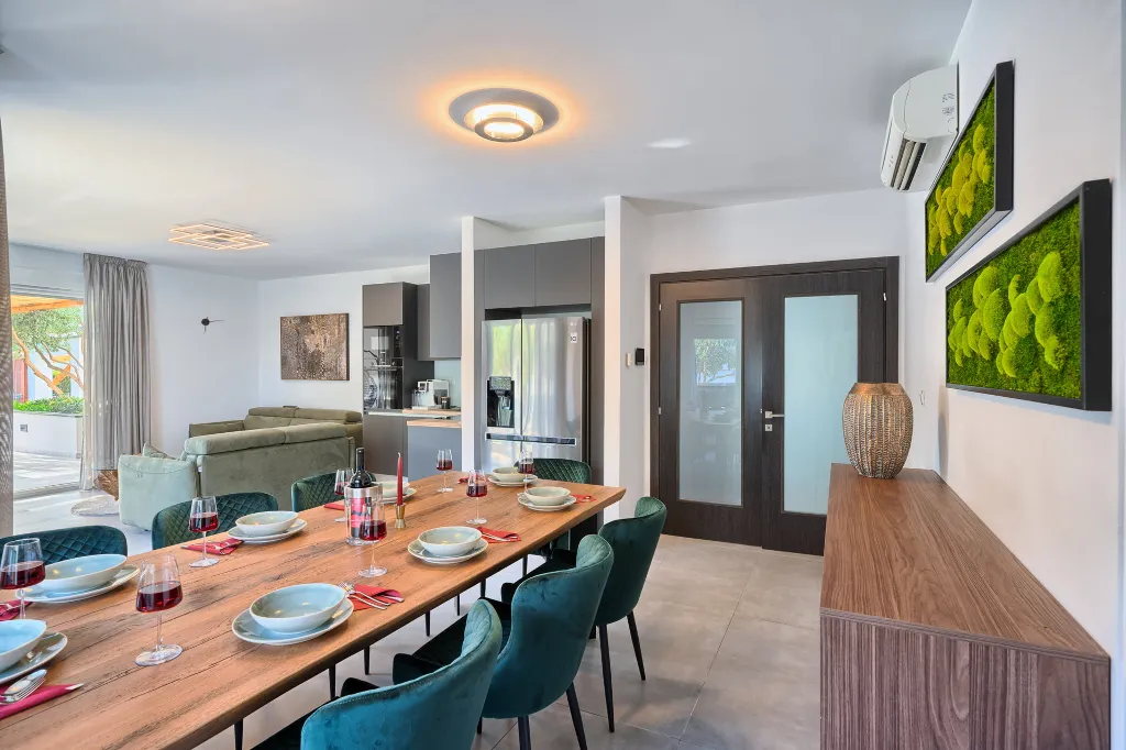 Modern Two-Bedroom Apartment with Pool, Split