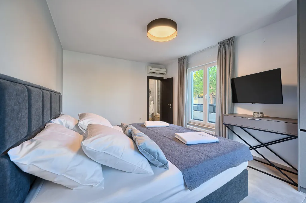 Modern Two-Bedroom Apartment with Pool, Split